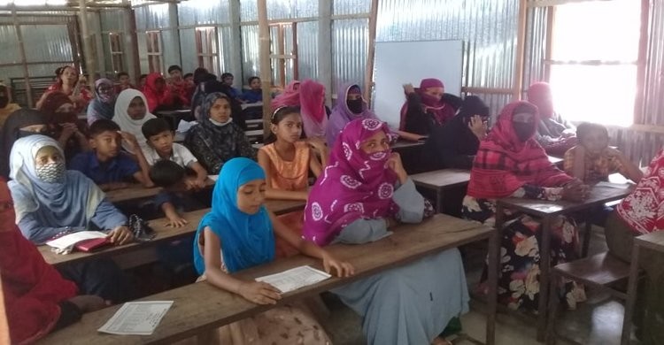 শিবপুরে সরকারী নির্দেশনা উপেক্ষা করে স্কুলে মা সমাবেশ